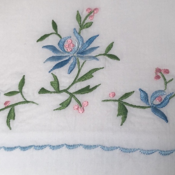 Vintage 💯% cotton embroidered pillow cases - Picture 2 of 3